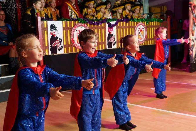 Die Minis des TCC in pinken Kostümen beim Auftritt auf der Bühne