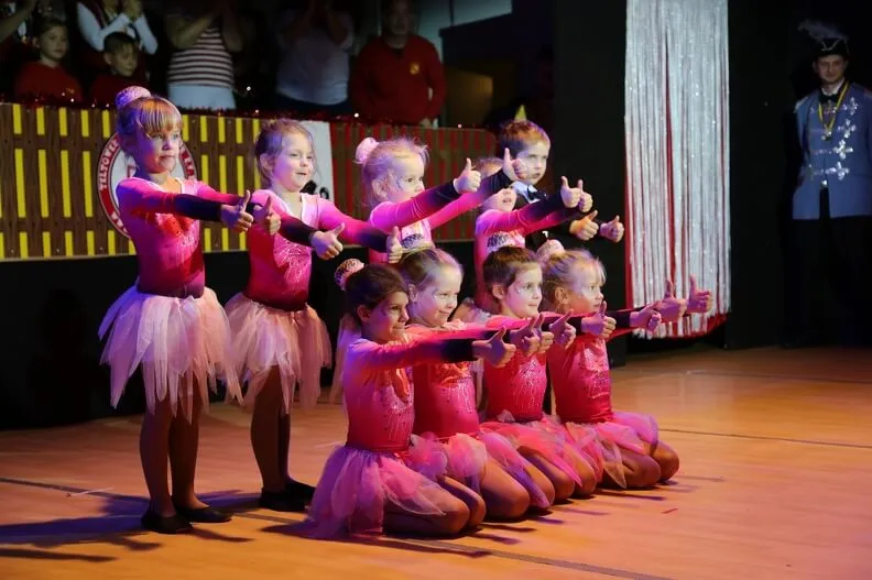 Die Minis des TCC in pinken Kostümen beim Auftritt auf der Bühne