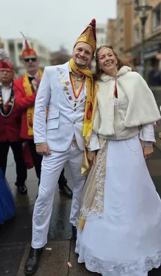 Das Prinzenpaar Steffi II. und Paul I. in weißen Kostümen