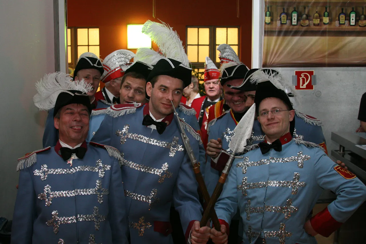 Die Soldaten des TCC in blauen Uniformen mit Federhüten